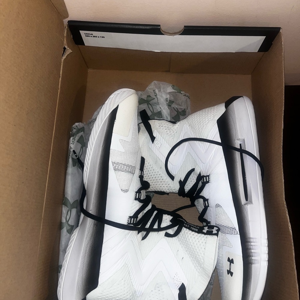 Under Armor Women’s Size 12 Highlight Ace 2.0 V-ball shoes in white & black🤍🖤
